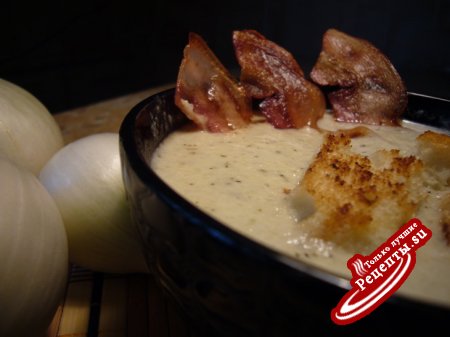 Луково - чесночный крем-суп с чесночными гренками и беконом.