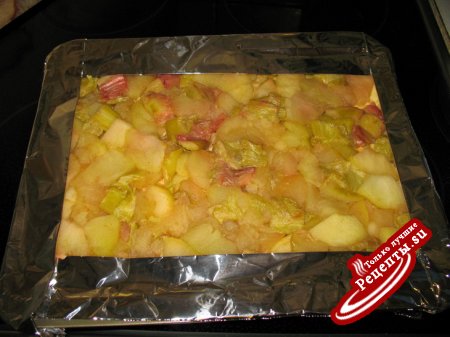 Пирог с яблоками, ревенем и ванильным кремом.
