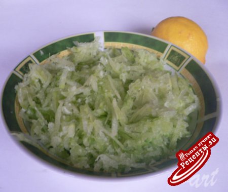 Салат из яблок, зеленой редьки и копченой курицы.