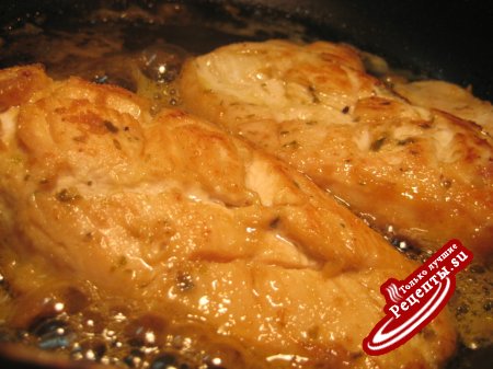 Куриные грудки в остром медовом маринаде с соусом из груш, инжира и голубого сыра.
