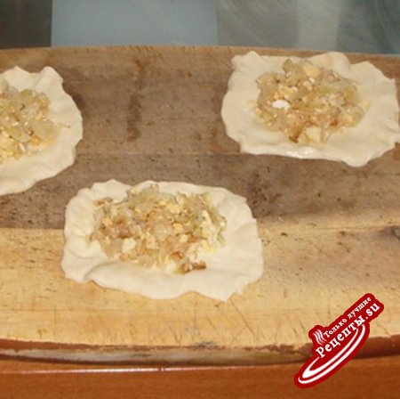 Пирожки с капустой из слоеного дрожжевого теста