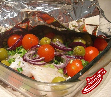 рыба, запеченная с томатами-черри, оливками и зеленью