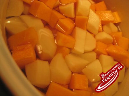 Суп-пюре из тыквы с морковными чипсами и ветчиной.