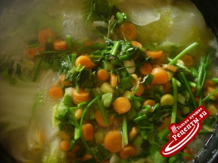 Лимонный суп-пюре с овощами и фисташками.