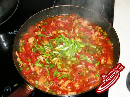 Спагетти с семгой в остром томатном соусе.