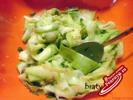 Салат из свежего сырого кабачка по швейцарскому рецепту