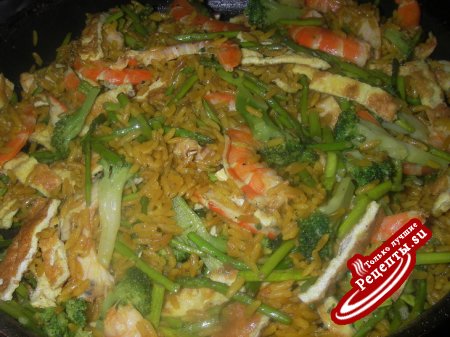 Жареный рис с креветками, овощами и омлетом