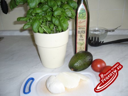 Салат Капрезе с авокадо
