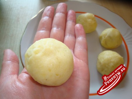 Картофельные кнедли с начинкой и соусом