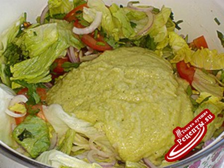 Салат с сырными гренками в соусе из авокадо