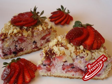 Бисквитный пирог с ягодами и кремом.