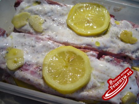 Отбивная на кости, запеченная в йогуртово-горчичном маринаде с солёными лимонами