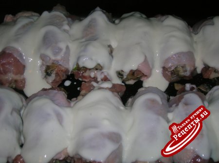 Куриные рулетики с миндально-грибной начинкой в йогуртовой заливке