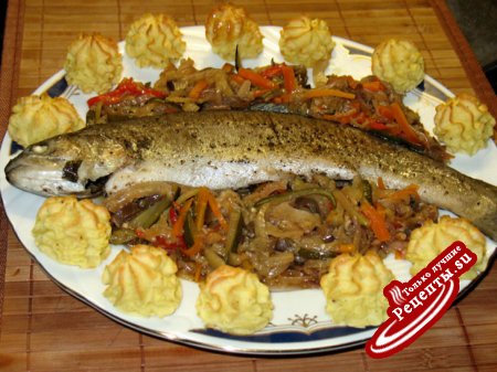 Запечёная форель с маринованными овощами(Trotelle al forno e ortaggi in caprione)