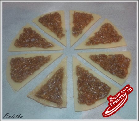 Печенье "Пахлавинки" из медово-творожного теста с ореховой начинкой.