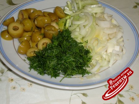 Салат из печени трески с оливками и каперсами