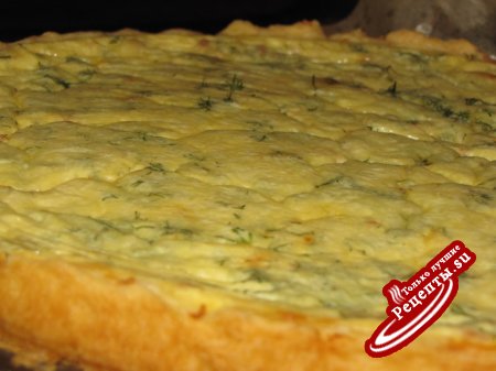 Киш с копчёными курицей и сыром.
