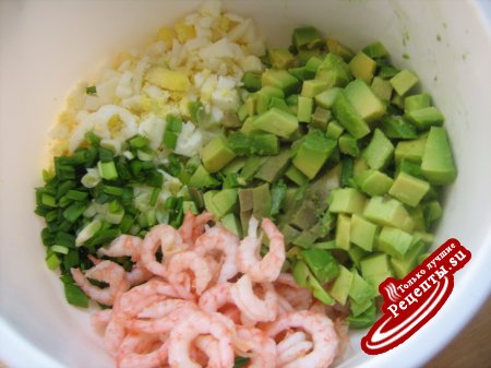 Креветочно-авокадный салат под соусом "Айоли"
