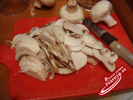 Мясной рулетик с грибным соусом