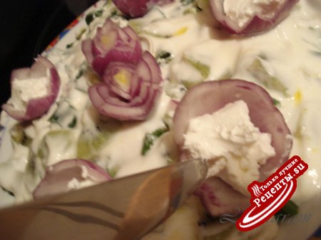 Зелёный салат*белый соус*лиловые цветы