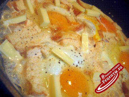 Яйца в топлёном молоке с белым хлебом и моцареллой.