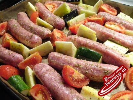 Колбаски, запеченные с овощами и розмарином "Воспоминание о лете"