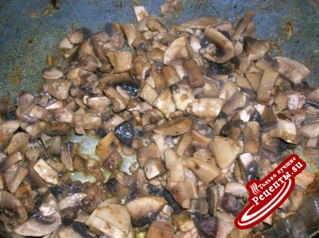 Филе индейки запеченное с ветчиной и грибами в йогуртовой заправке и перцовом кольце)))