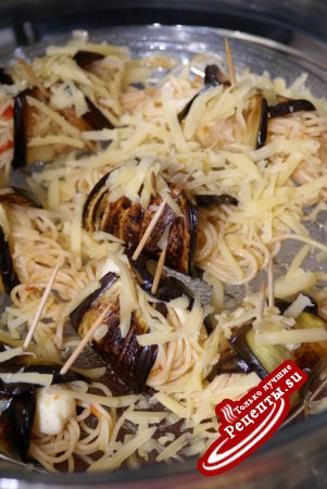 Роллы из баклажанов со спагетти с сыром