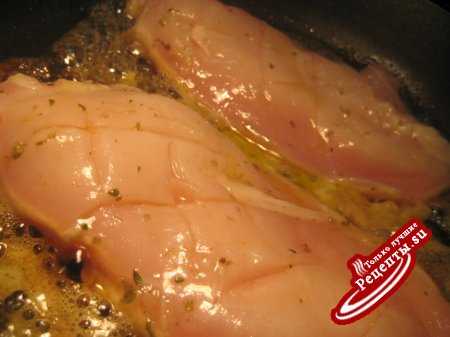 Куриные грудки в остром медовом маринаде с соусом из груш, инжира и голубого сыра.