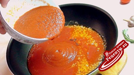 Равиоли с мясом и соусом из сливовидных помидор.