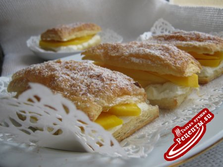 Пирожное из слоёного теста с кремом и манго.("Mango mille feuille")
