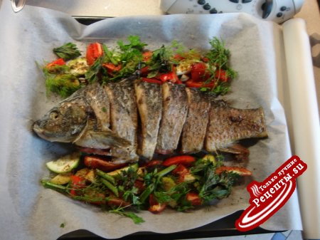 Запеченная рыба с овощами.