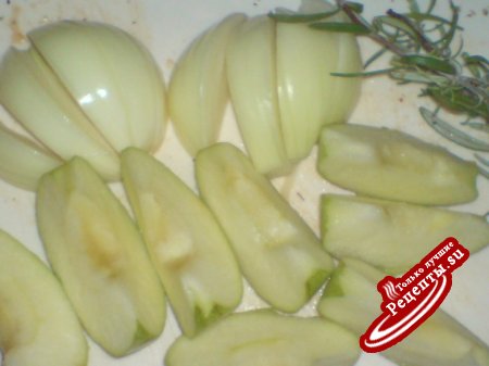 Голень индейки под яблочно-луковым соусом