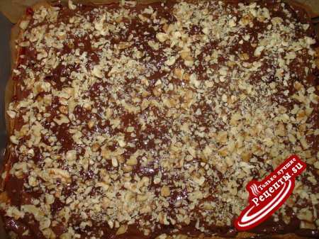 Орехово-маковый пирог с брусникой и шоколадом.
