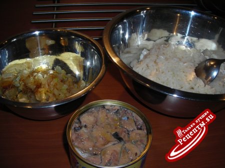 Заливной пирог с сайрой,рисом и жаренным луком
