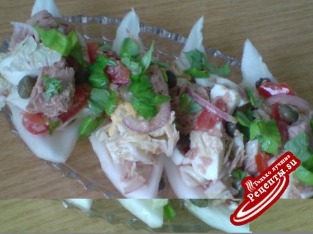 Лодочки из пекинской капусты с салатом из тунца