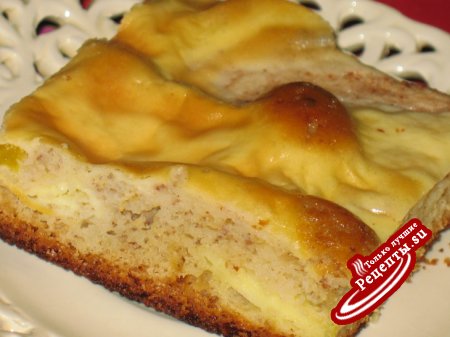 Миндальный бисквит с персиком и яблоками под сметанной заливкой.