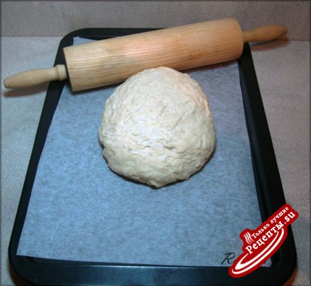 Открытый пирог из картофельного теста с копчёными колбасками и квашеной капустой.
