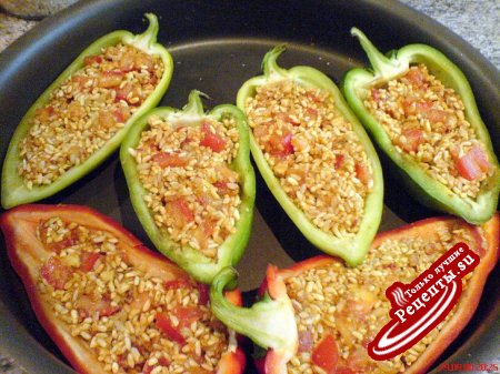 Перец, наполненный рисом и запечённый в духовке