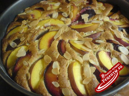 Ореховый пирог со сливами и персиками.