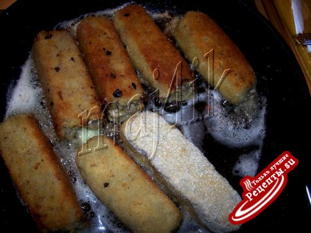 Картофельно-мясные крокеты с сырной начинкой, да под перечным соусом