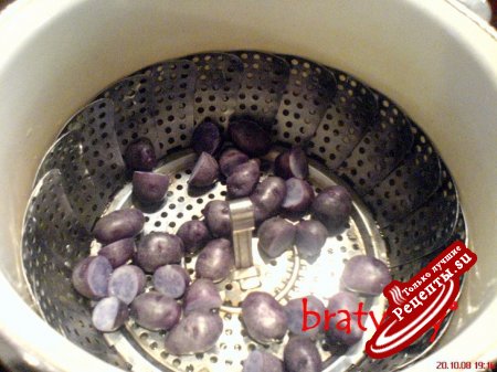Салат из фиолетового картофеля с рукколой