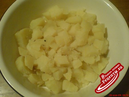 Салат картофельный с чесночным соусом