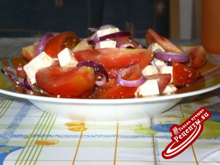 красный салат с сыром фета.