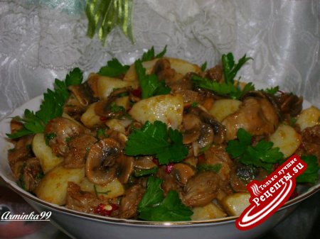 Теплый салат из куриных желудков с картофелем и грибами