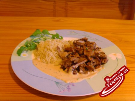 Кинуа с лисичками и со свинной вырезкой под белым соусом