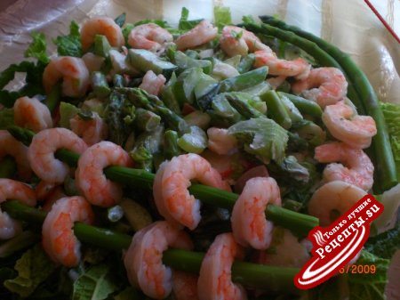 Крабовый салат с креветками и овощами "Морская свежесть"
