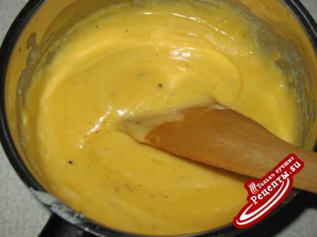 Сырное суфле и спаржа в сливочном соусе.