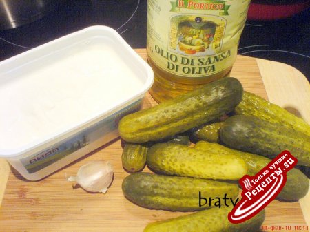 Салат из маринованных огурцов, мацони и грецких орехов с чесноком и оливковым маслом