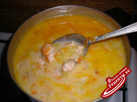 Сырный суп с красной рыбой, заодно солим рыбку.